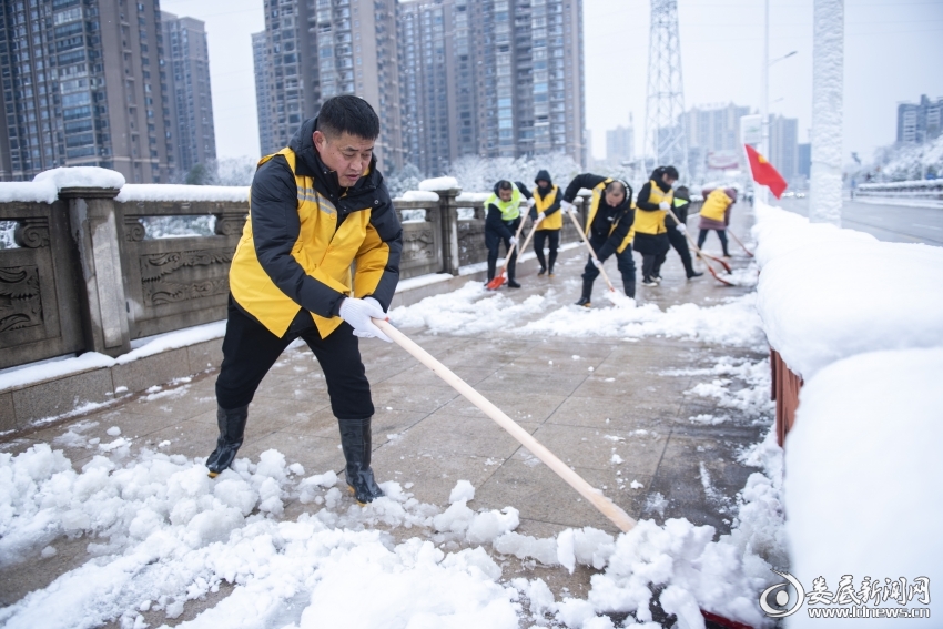 市政维护人员在新星南路铲雪