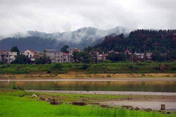 13.雨后村庄